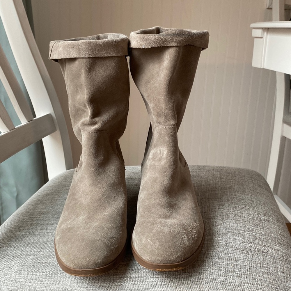 Sole Society size 9 gray suede boots with low heel